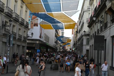 Madrid 'de kalabalık, güneşten korunan Calle de Preciados renkli tuvallerle caddenin karşısına uzandı. 