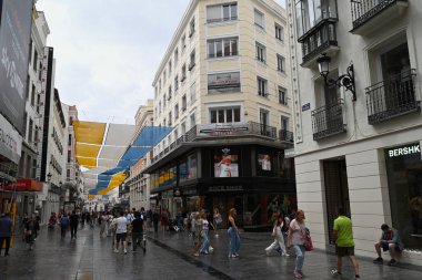 Madrid 'de kalabalık, güneşten korunan Calle de Preciados renkli tuvallerle caddenin karşısına uzandı.