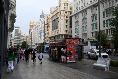 Madrid 'in Gran Via' sındaki büfe neo-rönesans tarzı binalarla dolu.