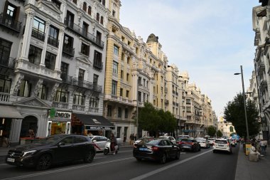 Madrid 'in neo-rönesans tarzı binaları ve trafiğiyle Gran Via
