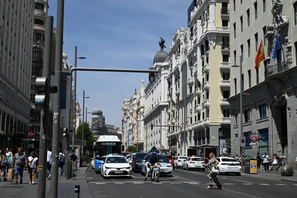 Madrid 'in Gran Via' sından geçen bir kadın araçların önünde durdu.