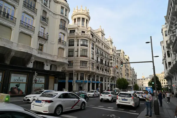 Madrid 'in neo-rönesans tarzı binaları ve trafiğiyle Gran Via