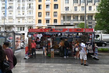 Madrid 'in Gran Via caddesinde insanlarla büfe.