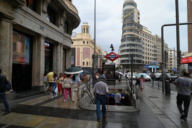 Madrid 'deki Gran Via caddesinde Callao metro girişi. 