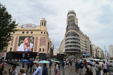 Madrid 'de, yağmurlu bir günde Schweppes neon ışıklarıyla leş yiyen bir bina.