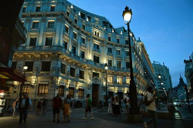 Geceleyin Madrid Plaza de Canalejas 'ta gezinen turistler