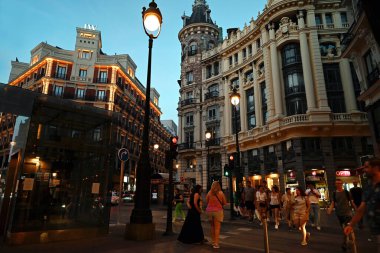 Geceleyin Madrid Plaza de Canalejas 'ta gezinen turistler