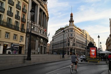 Madrid 'de Alcala caddesinde bisikletçi 