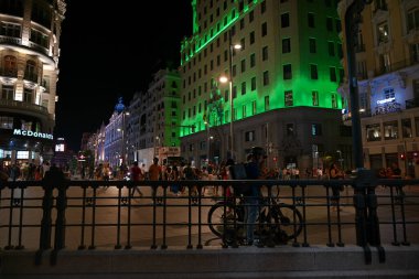 Geceleri Madrid 'in Gran Via binaları