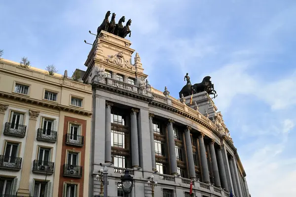 Madrid 'in çatısında kuadriga olan BBVA binası 