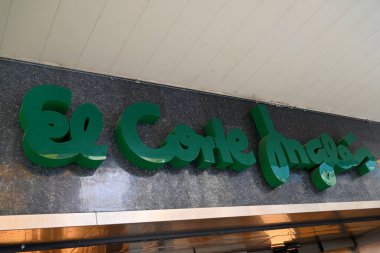 Madrid 'deki Preciados caddesindeki El Corte Ingles mağazasına giriş.