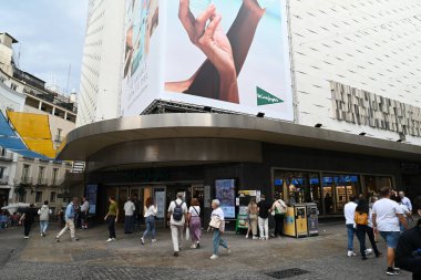 Madrid 'deki Preciados caddesindeki El Corte Ingles mağazasına giriş.