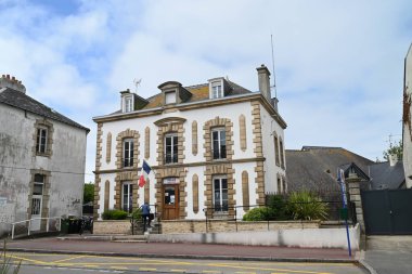 Arkadan bir kadın, Quiberon 'daki belediyeye gidiyor.