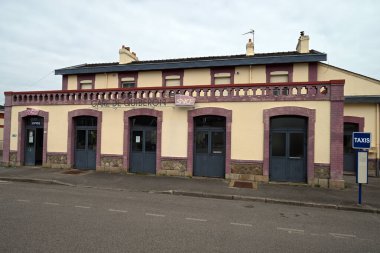 Quiberon SNCF istasyonunun Brittany 'deki dış görüntüsü