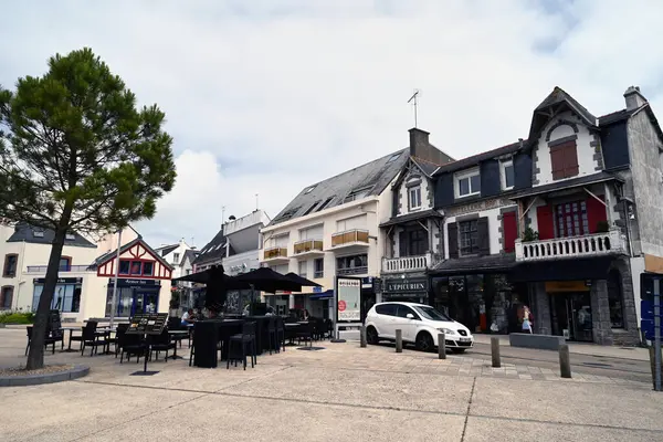 Brittany Quiberon kasabasındaki Place Hoche 'da müşterilerle kafe terasında.