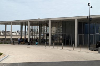 Quiberon feribot terminali turistlerle dolu