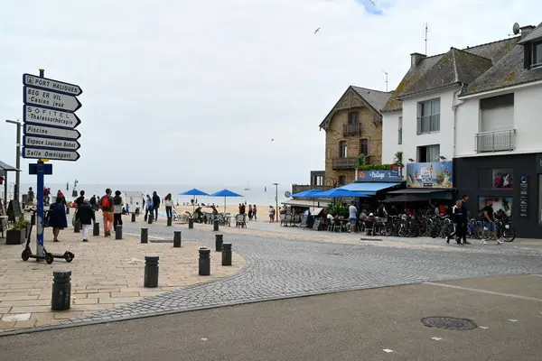 Hoche Meydanı de Quiberon. Dükkanları ve turistleri Grande Plage yakınlarında.