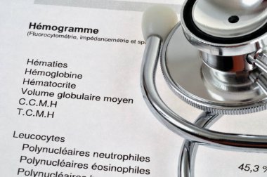 Fransızca yazılmış kan sayımının sonuçları üzerinde steteskop.