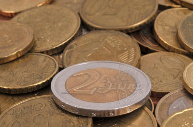 Bozuk paraların arka planına yakın plan iki euro.