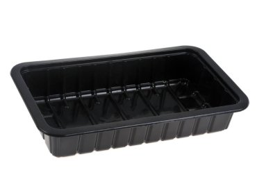 Beyaz arkaplanda boş siyah plastik tepsi yakın plan