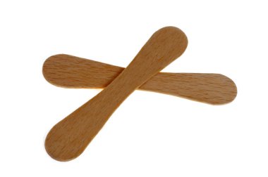 Tahta dondurma çubukları beyaz arka planda izole edilmiş.