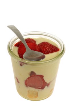 Çilekli tiramisu, beyaz arka planda kaşıkla yakın plan çekilmiş.