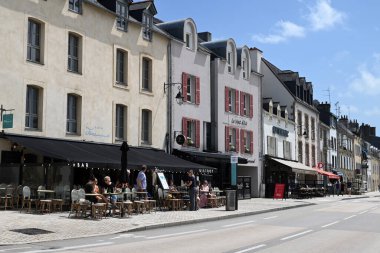 Vannes 'ın sol kıyısındaki kafe terasları.