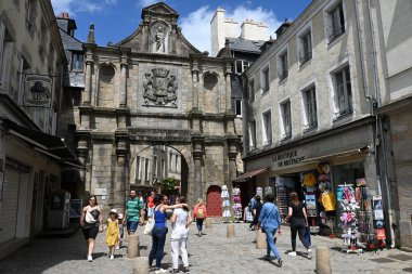 Vannes 'daki Saint-Vincent kapısında yürüyen turistler