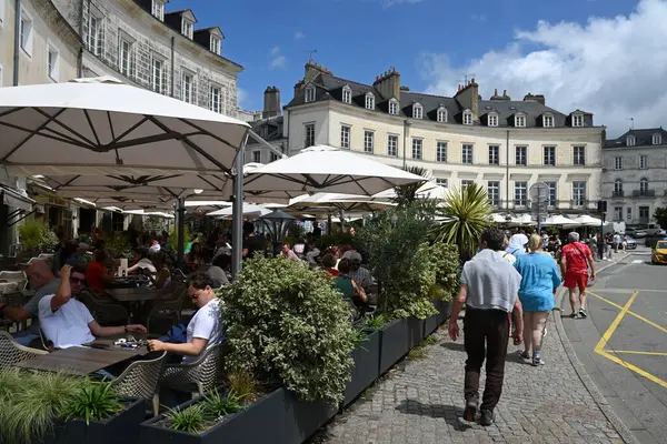 Vannes 'daki Gambetta Meydanı' ndaki kafe terasları.