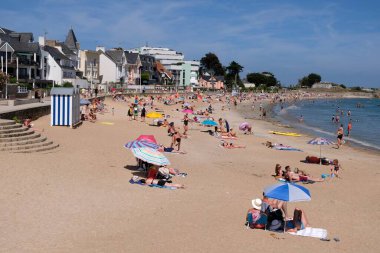 Toulhars sahilindeki turistler Brittany 'deki Larmor-Plage' da