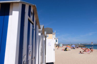 Larmor-Plage 'daki Toulhars plajında banyo kulübeleri.