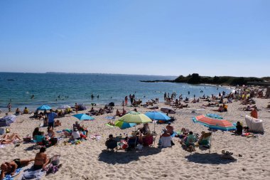Larmor-Plage 'da Atlantik Okyanusu' na bakan Locqueltas sahilindeki turistler