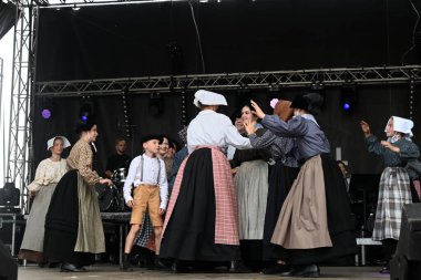 Kenleur Konfederasyonu 'nun Vannes, Auray ve Pluneret çevresindeki gençler Arvor festivalinde gösteri yapıyorlar.