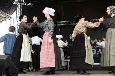 Kenleur Konfederasyonu 'nun Vannes, Auray ve Pluneret çevresindeki gençler Arvor festivalinde gösteri yapıyorlar.