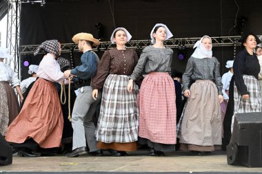 Kenleur Konfederasyonu 'nun Vannes, Auray ve Pluneret çevresindeki gençler Arvor festivalinde gösteri yapıyorlar.