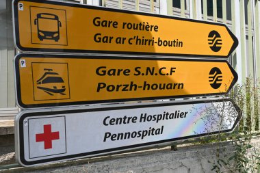 Vannes şehrinde iki dilde Fransızca-Bretonca yol işaretleri
