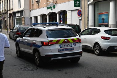 Vannes 'da bir sokakta belediye polis arabası