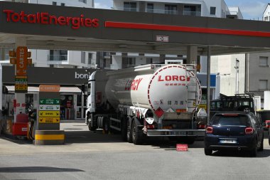 Lorcy Nakliye tankeri bir TotalEnerjileri benzin istasyonuna yakıt ikmali yapıyor.