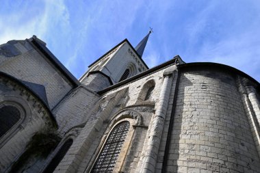 Saumur kasabasındaki Saint-Pierre-du-Marais Kilisesi 'nin arka manzarası.