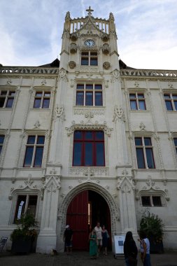 Turistlerle Saumur belediye binasına giriş.