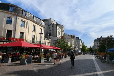 Saumur kasabasındaki Place de la Bilange 'de yürüyen turistler ve bisikletçiler