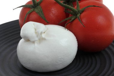 Siyah kaplamalı taze domatesli Burrata.