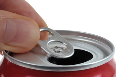 Bir içecek kutusunu beyaz arka planda operkülüm ile yakın plan açmak