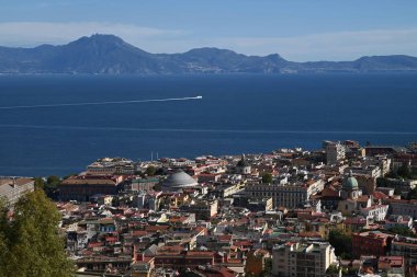 Arka planda Akdeniz ve Vezüv ile şehrin yükseklerinden Napoli manzarası