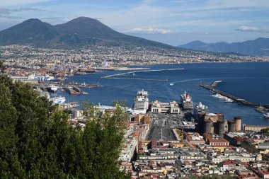 Arka planda Akdeniz, liman ve Vezüv ile şehrin yükseklerinden Napoli manzarası