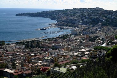 Şehrin yükseklerinden Akdeniz ve Molo Luise marinası ile Napoli manzarası