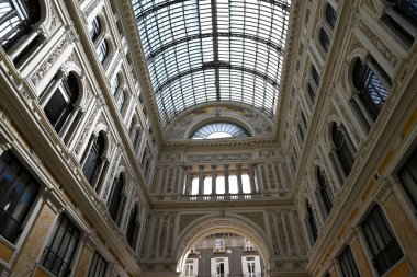 Napoli 'deki Umberto I Galerisi' nin cam çatılı girişinin iç manzarası.