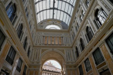 Napoli 'deki Umberto I Galerisi' nin girişinin iç manzarası cam çatılı ve San Carlo Tiyatrosu manzaralı.