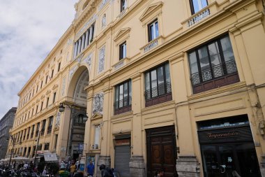 Santa Brigida Caddesi 'nden Umberto I Galerisi' ne giriş.