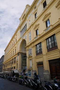 Santa Brigida Caddesi 'nden Umberto I Galerisi' ne giriş.